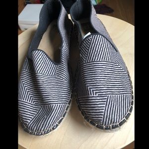 Black geometric line canvas slip-ons